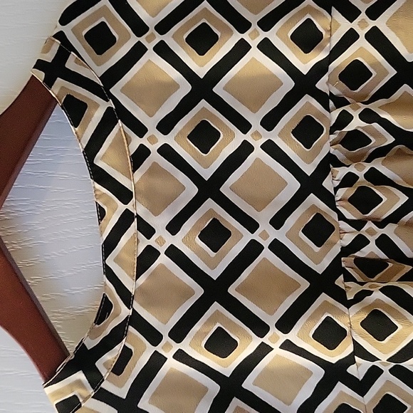 Gorgeous Tunic Top - EUC - such sweet details sown into it - size large - Picture 8 of 8